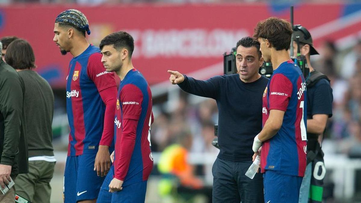 Xavi da instrucciones a João Félix antes del triple cambio ante el Rayo en Montjuïc donde también entraron Pedri y Araujo.