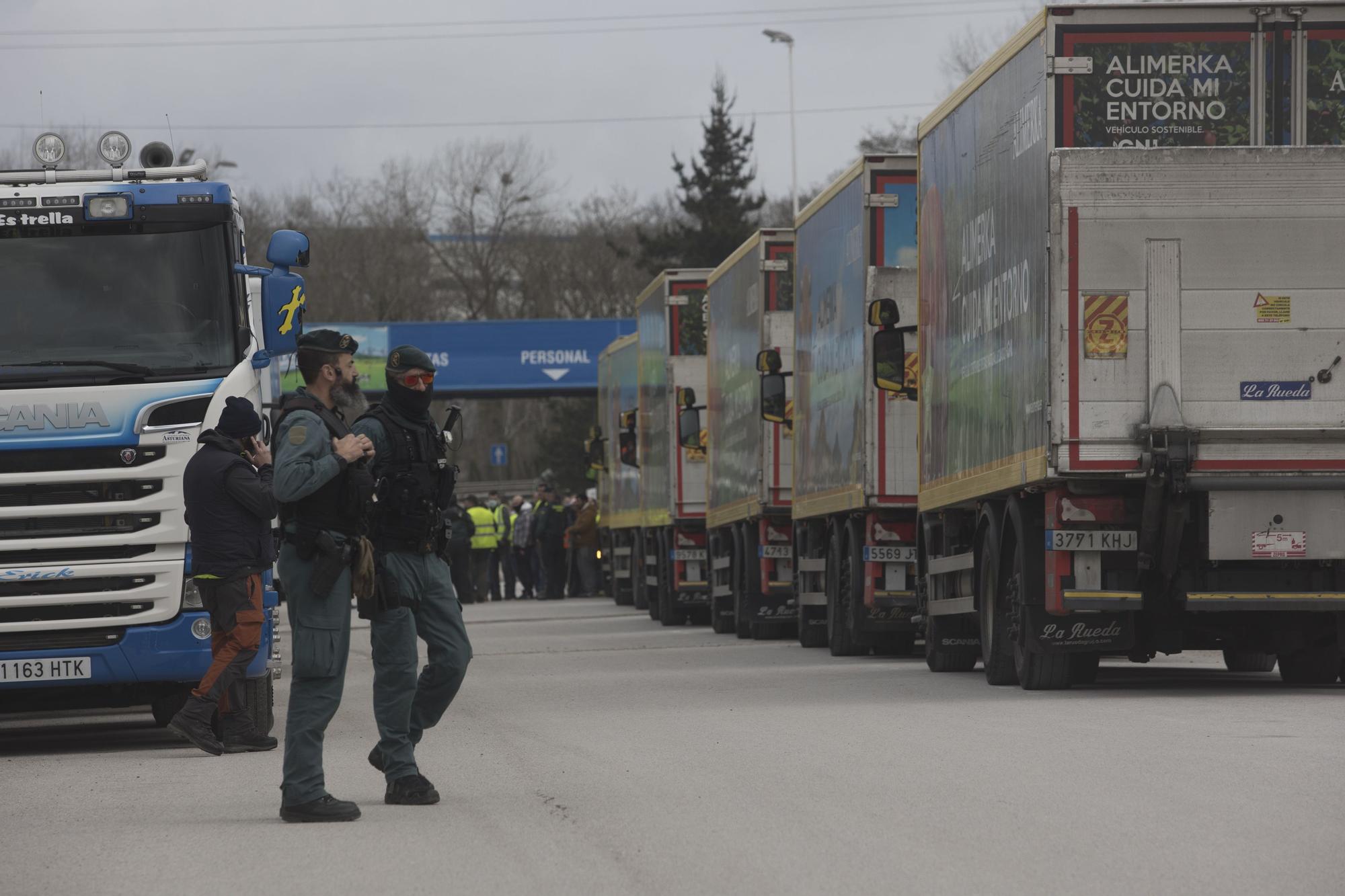 EN IMÁGENES: así está siendo el paro del transporte en Asturias