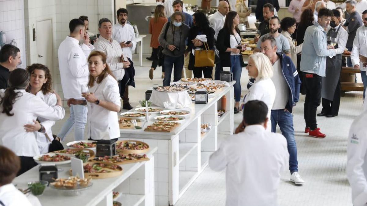 Varios asistentes al acto en las antiguas cocinas de la Laboral, ayer. | M.L.