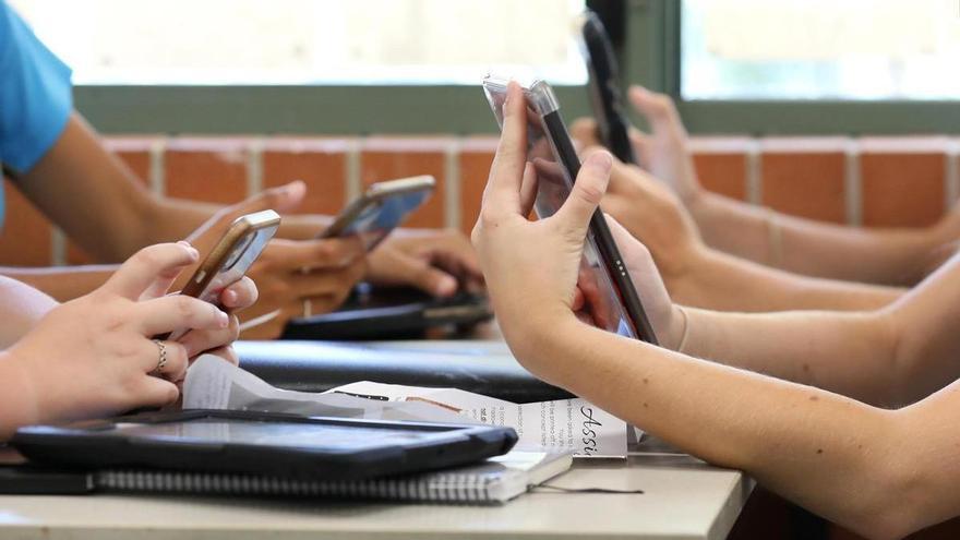 El Consejo Escolar de Canarias rechaza una prohibición absoluta de los móviles en las aulas