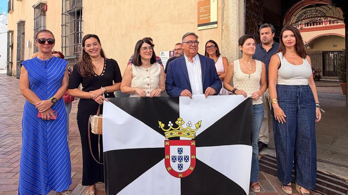 Concejales de PSOE y PP portando la bandera de Ceuta.