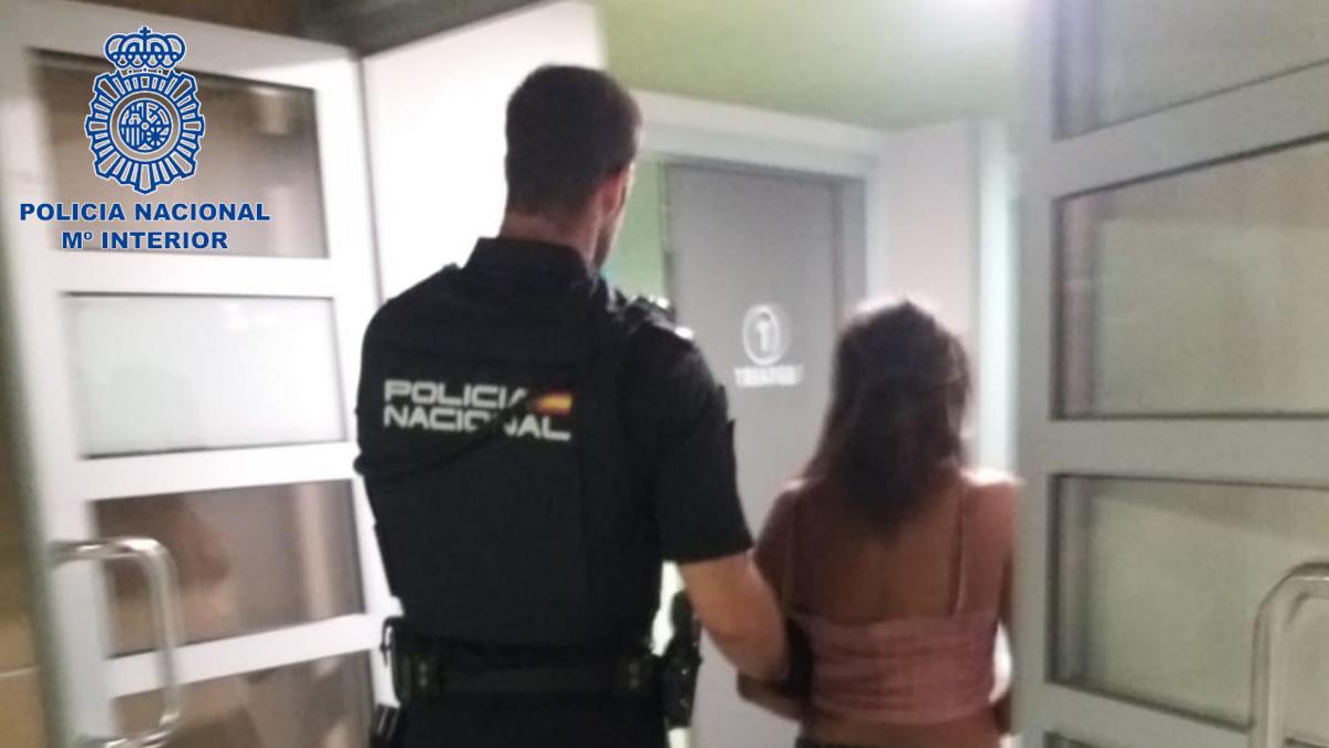 Un policía lleva detenida a la presunta autora de la amputación de la oreja de una mujer de un mordisco.