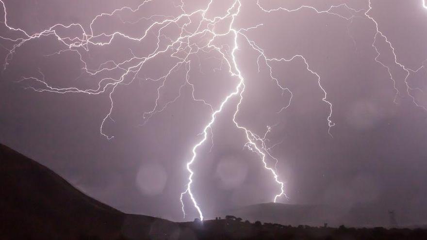 Más de 585 descargas procedentes de rayos impactan este viernes en Castellón