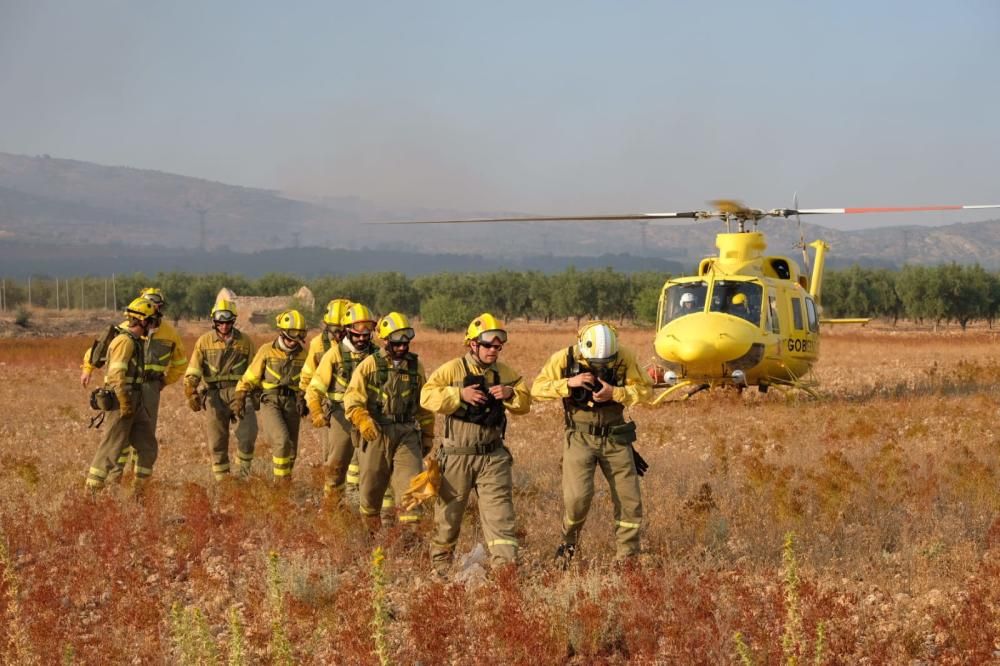 Efectivos en helicóptero llegan a la zona del incendio