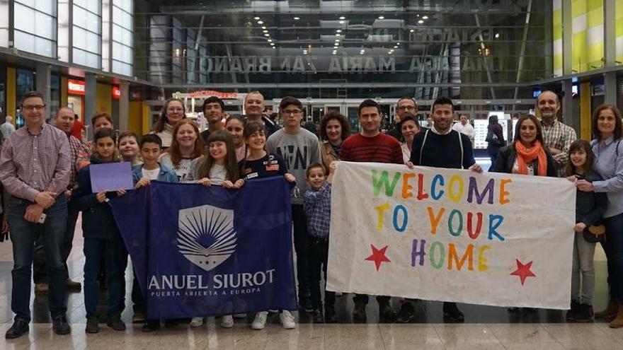 Alumnos del Manuel Siurot recibieron en el aeropuerto a sus compañeros europeos