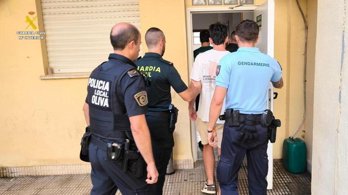 Detenidos tres hombres como responsables de los últimos actos vandálicos en la playa de Oliva