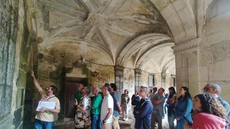 VÍDEO: El monasterio de Cornellana, en Salas, urge dotarse de usos en su 1.002 aniversario, que se celebró con una visita guiada: «Es una maravilla»