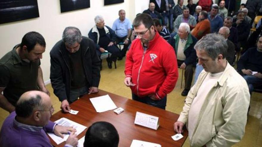 Sorteo de cotos de pesca celebrado ayer por la tarde en la Casa da Cultura de Silleda. // Bernabé/Luismy