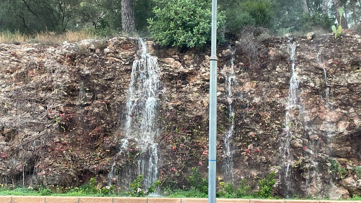 Una ‘catarata’ de agua provocada por una avería sorprende a los vecinos de Cas Català