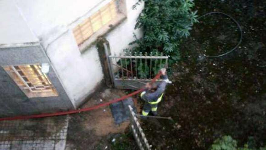 Foto cedida por el PSOE de la brigada trabajando en la casa .  // FdV