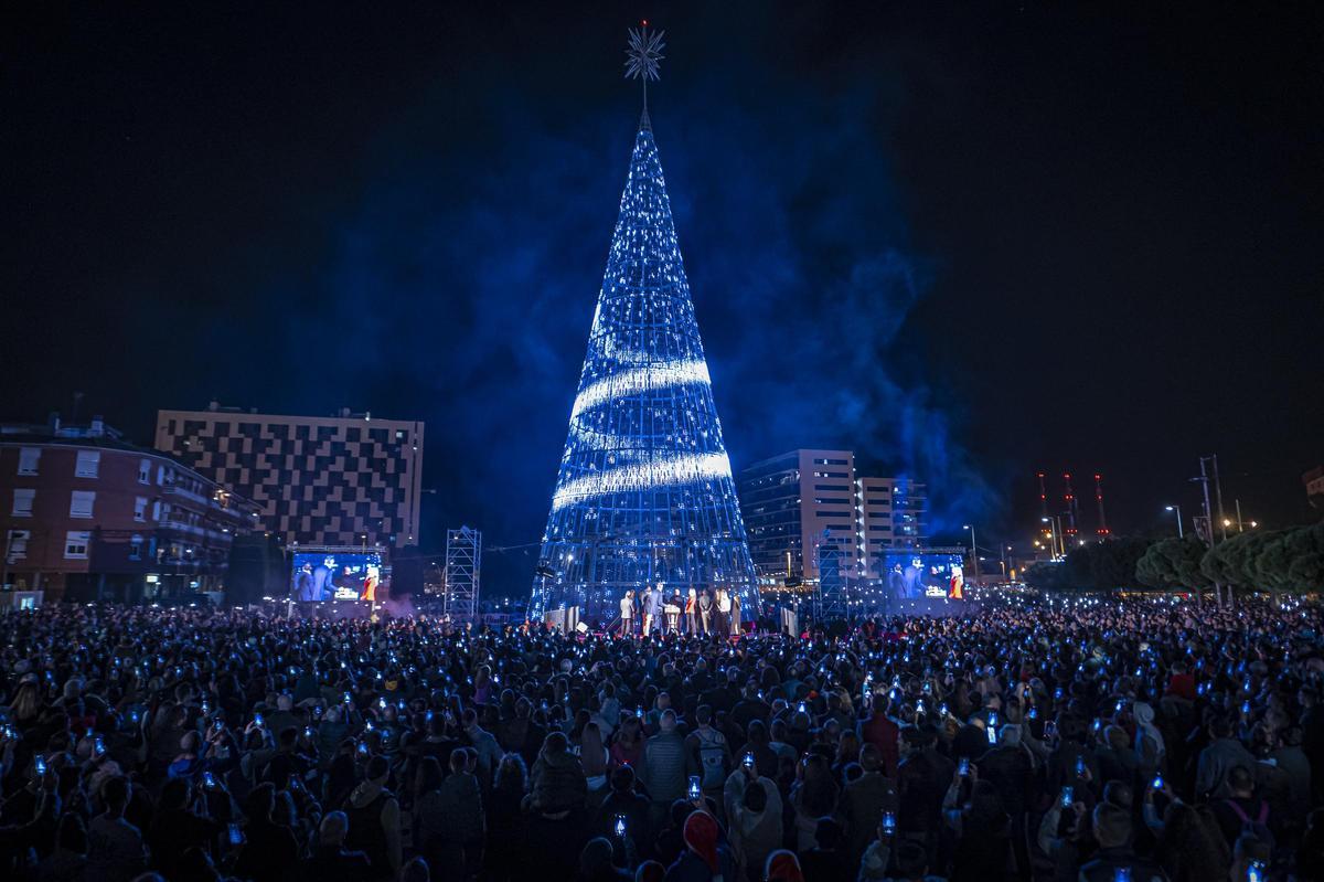 El superárbol de Navidad de Badalona. Badalona ha encendido ya las más de 82.000 luces píxel que componen su tan mediático ‘superárbol’ de Navidad.