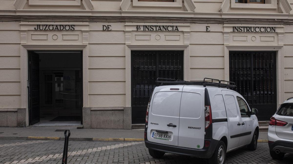 Acceso a los juzgados por la calle El Riego