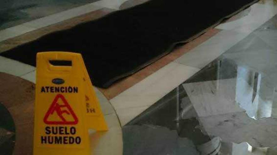 El suelo de la iglesia, protegido con una alfombra.