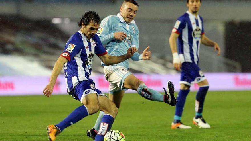 Iago Aspas intenta robarle el balón al central visitante Arribas. // Marta G. Brea