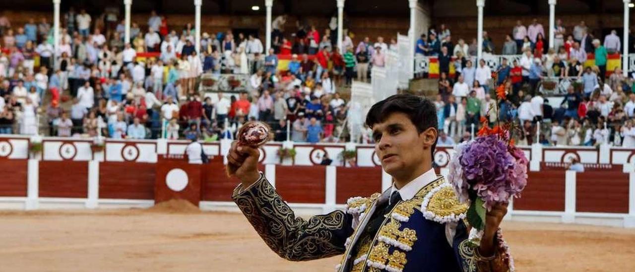 Manuel Diosleguarde da la vuelta al ruedo el año pasado en El Bibio tras cortar dos orejas.