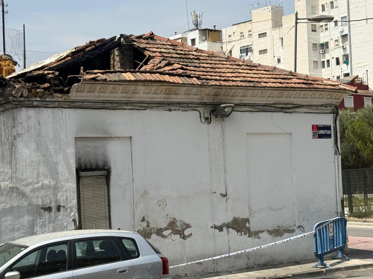 La vivienda de Barriomar, con parte del tejado colapsado, fotografiada horas después del incendio de madrugada.