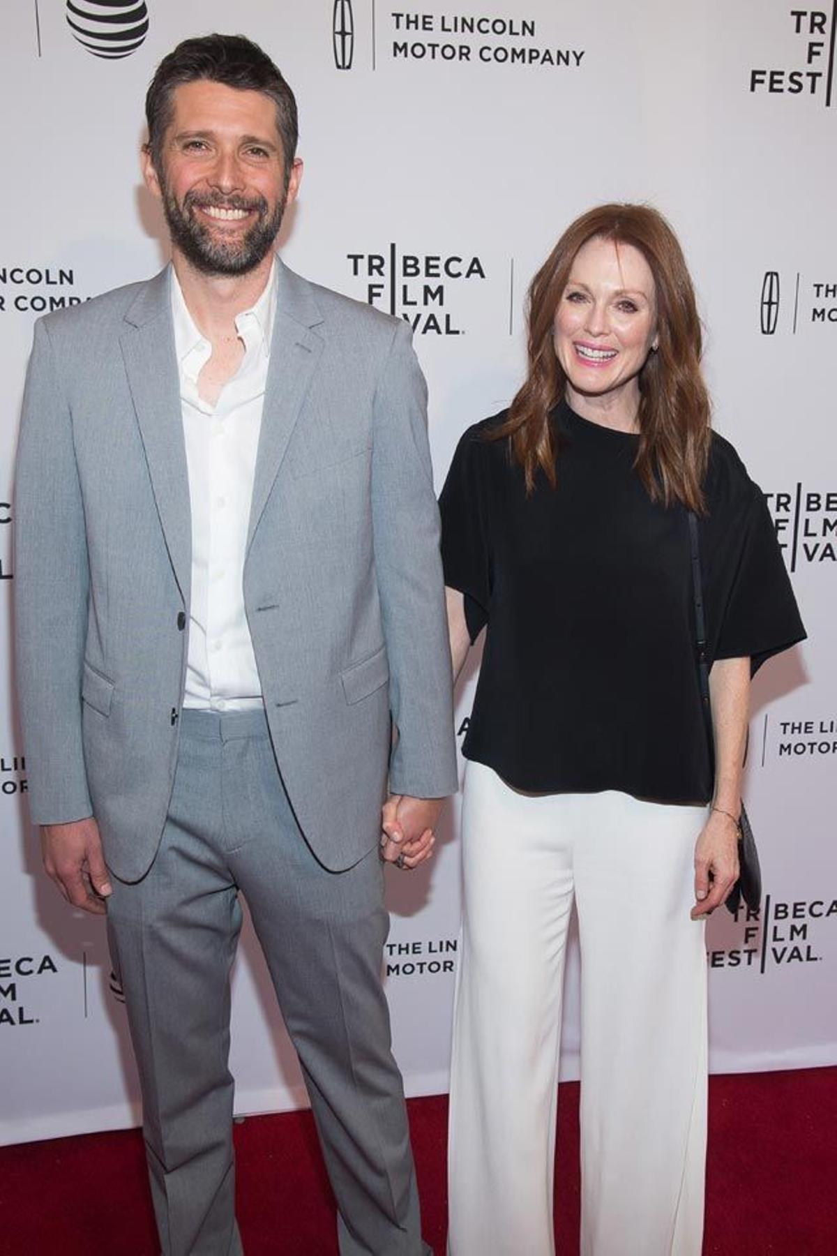 Bart Freundlich y Julianne Moore, en el estreno de Wolves en el Festival de Cine de Tribeca.