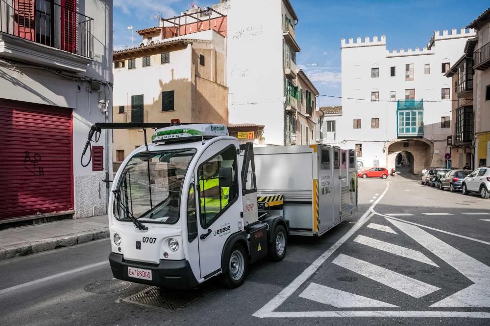 Estreno de  la recogida selectiva móvil  de basura en Palma