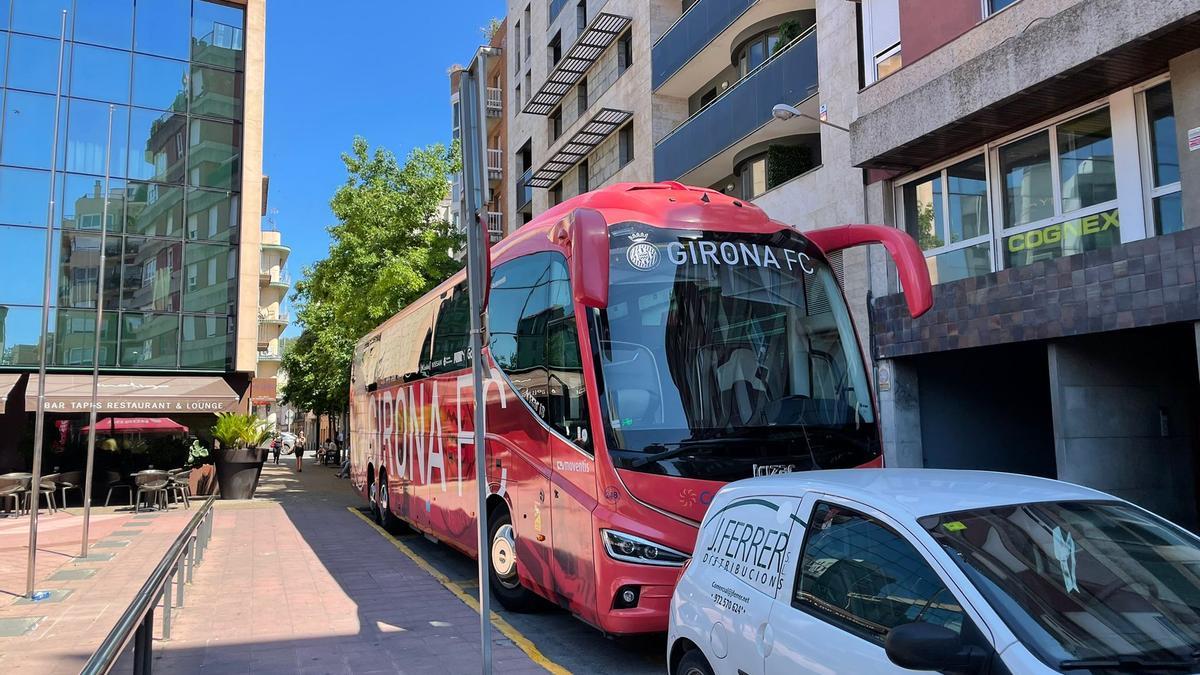 L&#039;autobús del Girona pel centre de la ciutat.