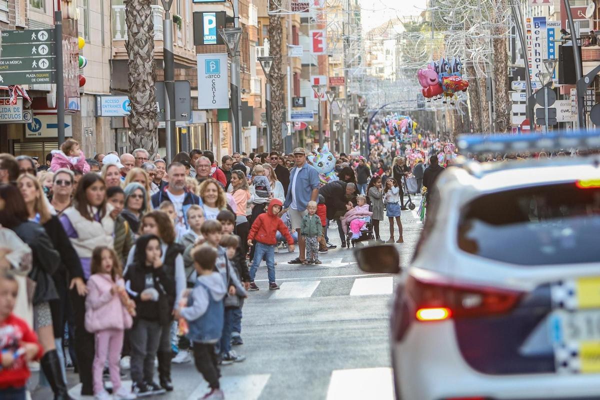 Aspecto de la calle Ramón Gallud en el centro de Torrevieja poco antes del Gran Desfile Infantil
