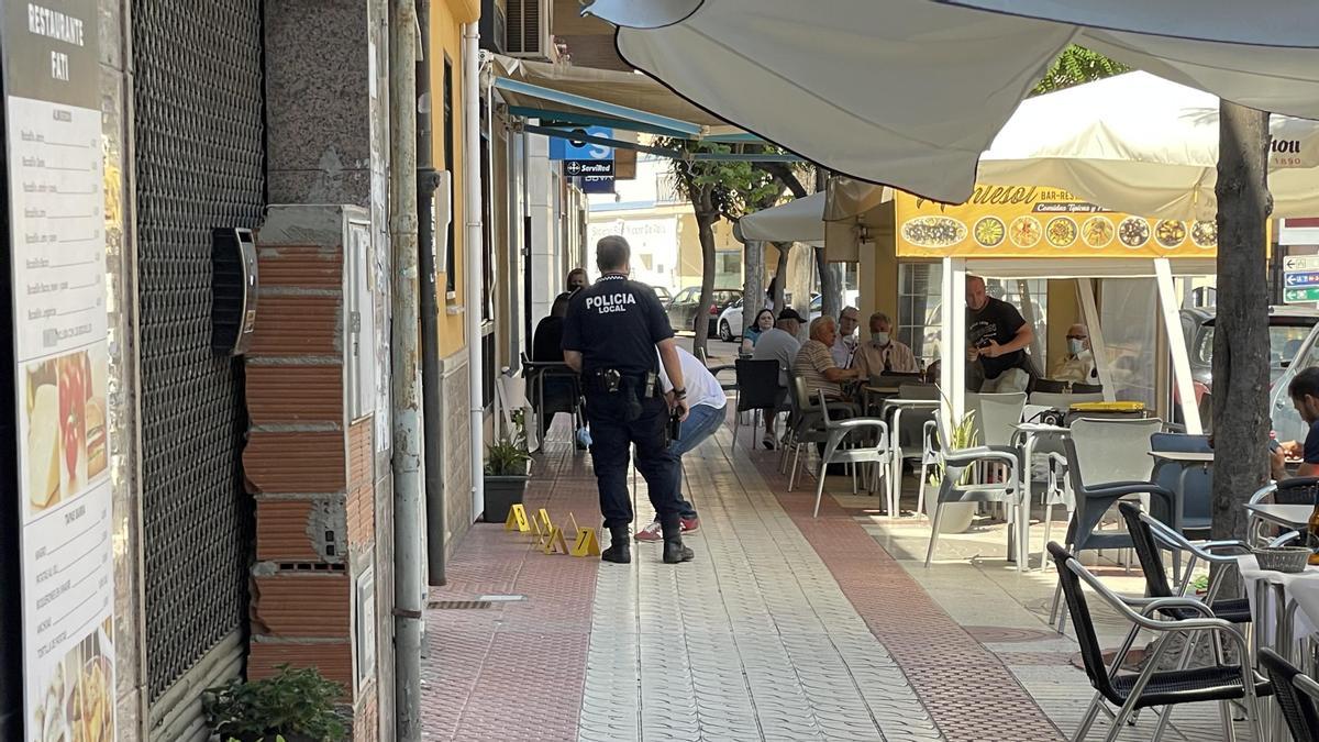 Policía Local y Guardia Civil en el lugar de los hechos tras el apuñalamiento de esta tarde en Benicàssim.