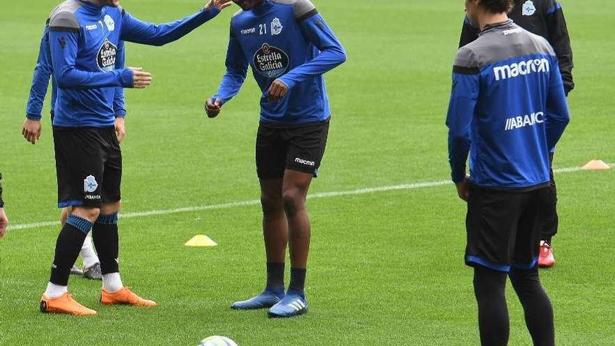 Lucas bromea con Mujaid durante el entrenamiento de ayer en Riazor.