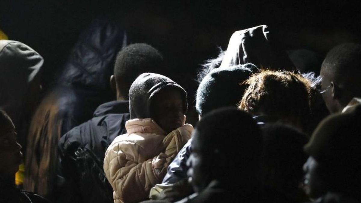 Salvamento rescata a 104 personas en dos neumáticas al sur de Canarias, entre ellos diez niños.