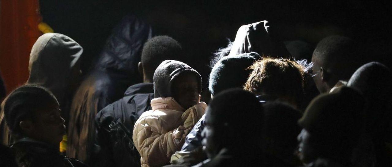 Salvamento rescata a 104 personas en dos neumáticas al sur de Canarias, entre ellos diez niños.