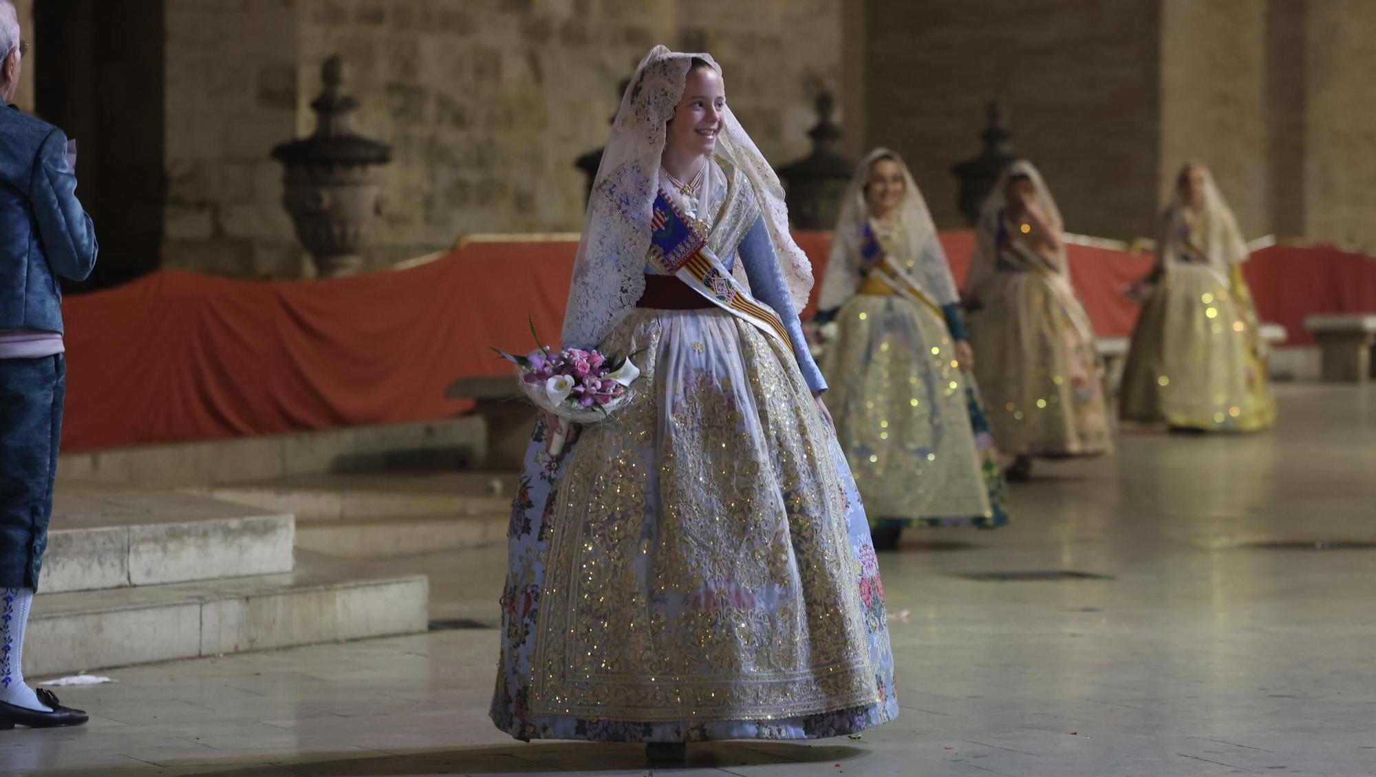 La Fallera Mayor Infantil de València desfila ante la virgen