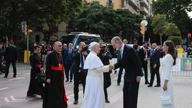 A PIE DE CALLE| Los reyes de España entran en la basilica y ocupan su lugar preferente en el altar