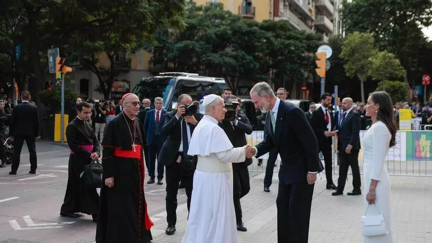 A PIE DE CALLE| Los reyes de España entran en la basilica y ocupan su lugar preferente en el altar