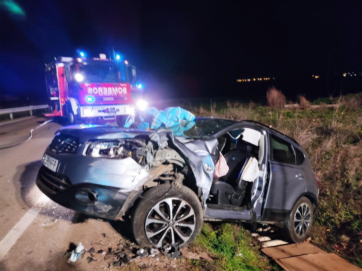 Uno de los vehículos implicados en el accidente, en la cuneta de la carretera