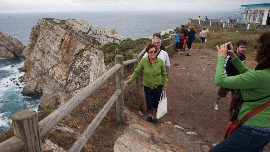 Turistas, en el Cabo Peñas.
