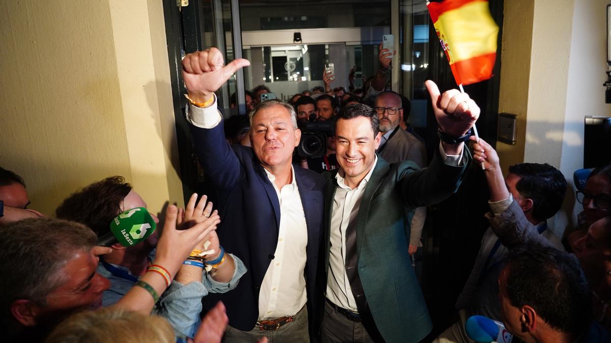 El nuevo alcalde, José Luis Sanz, junto a el presidente del PP en Andalucía, Juanma Moreno.