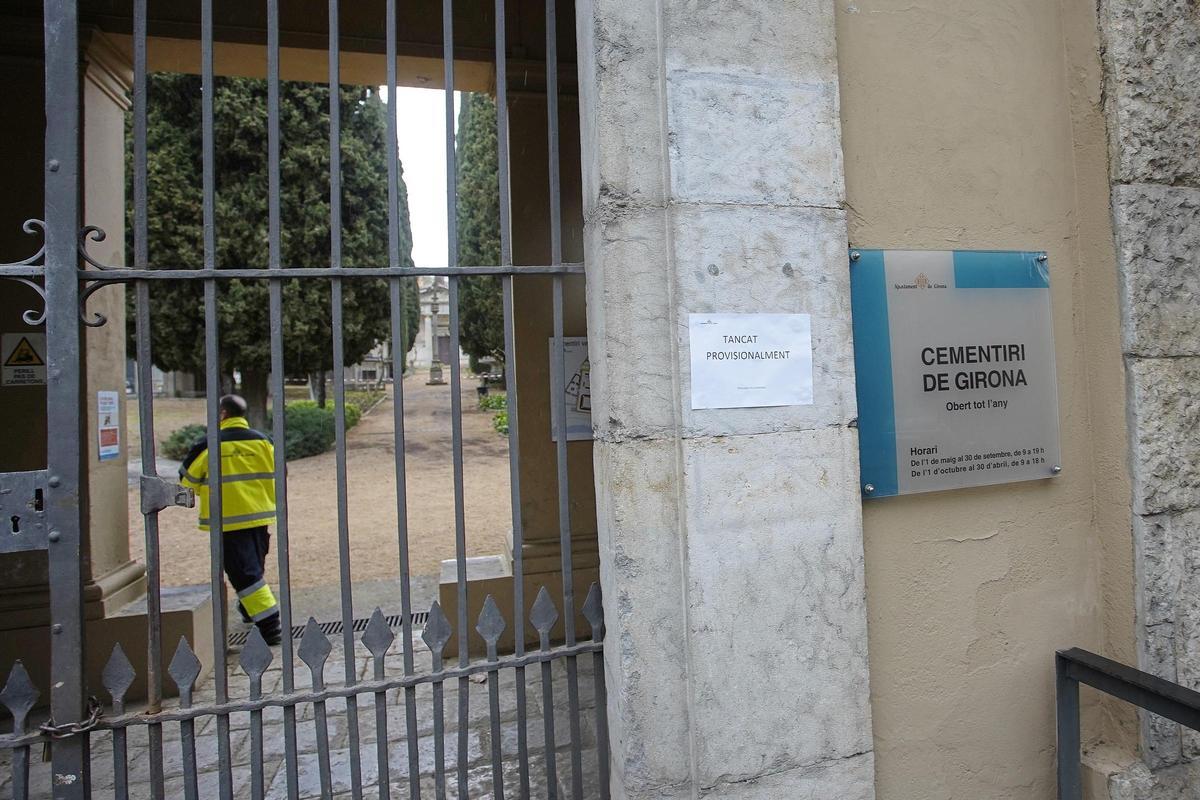 Les imatges del Cementiri Vell de Girona després dels actes vandàlics a una vintena de tombes Les imatges del Cementiri Vell de Girona després dels actes vandàlics a una vintena de tombes