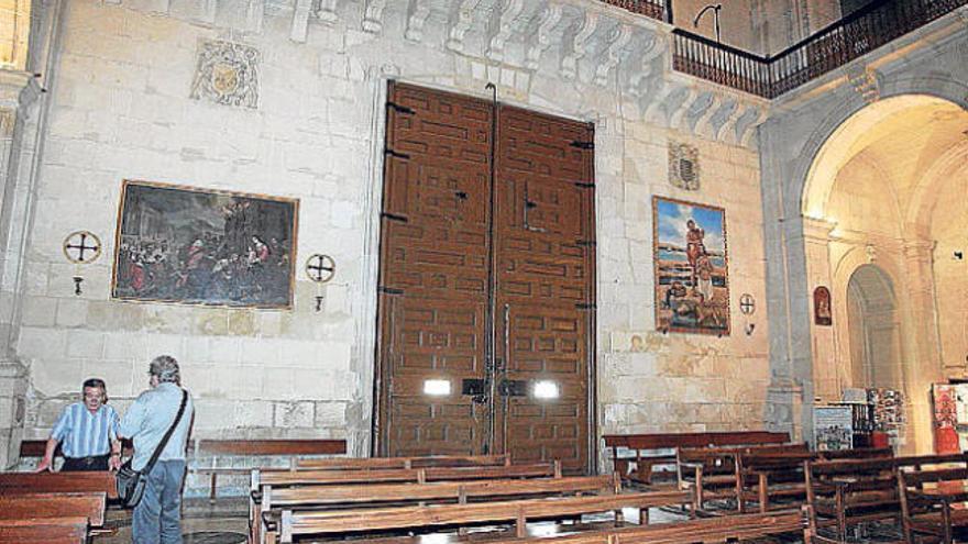 El sacristrán de la basílica, Manuel Fernández, señala el lugar donde se ha tapado la entrada a la cripta, cerca de la tumba del doctor Caro. Bajo el presbiterio también existe otra cripta.