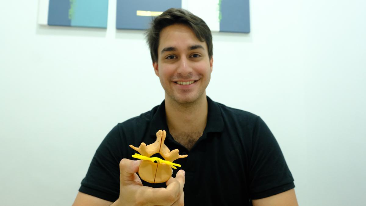 Rodrigo de Pablos Almazán muestra el prototipo de prótesis vertebral que ha desarrollado