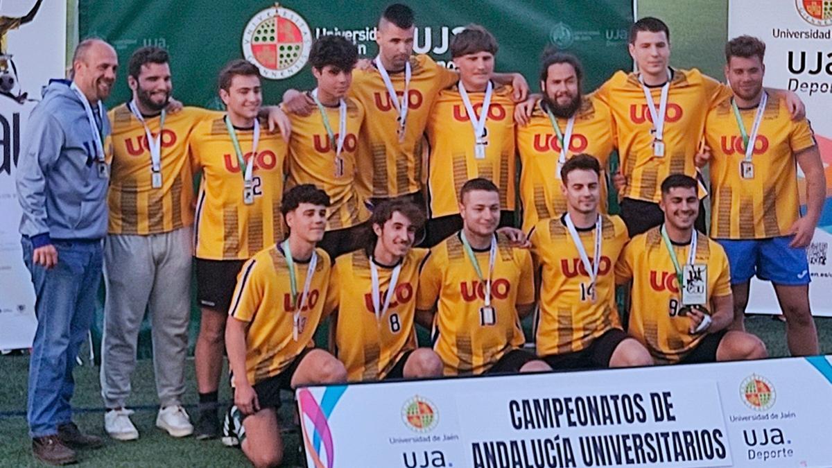 Equipo cordobés de la UCO con la medalla de bronce de rugby 7 en el CAU en Jaén.