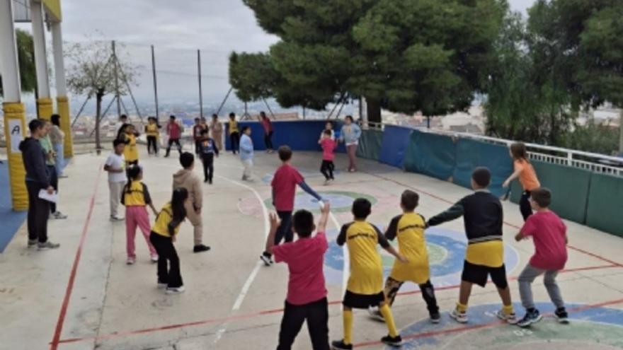Los alumnos juegan al mate en uno de los centros del municipio. | AYTO. TOTANA