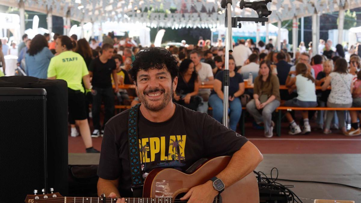 El cantautor Fran Juesas, en el 27 festival de la Cerveza en Avilés.