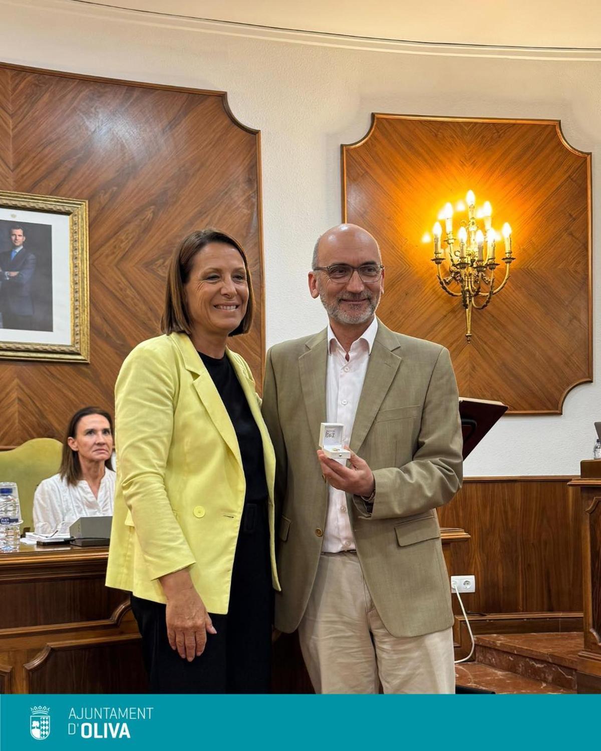 La alcaldesa, Yolanda Pastor, con el nuevo concejal Teo Llopis.
