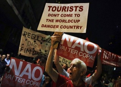 Miles de personas han protestado en Brasil por los excesos cometidos, a su juicio, en la preparación del Mundial, con lemas en los que piden a los turistas que no viajen y que llaman al ex madridista Ronaldo 'enemigo del pueblo'.