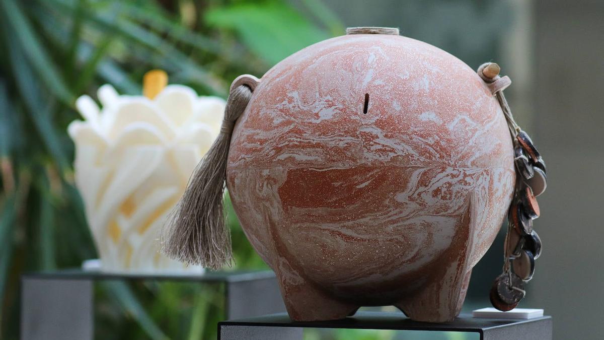 Contenedor de perfume en cerámica diseñado por Carmen López Brío.