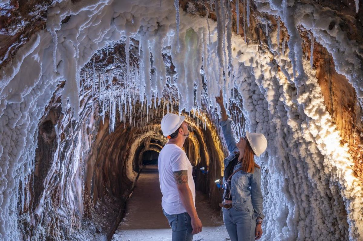 Dos visitants a la Muntanya de Sal de Cardona