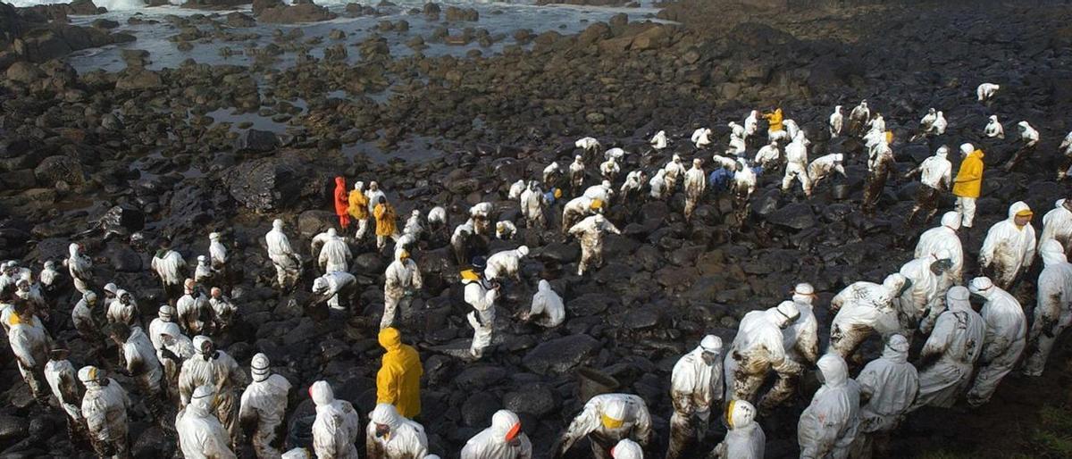 Voluntarios limpiando el chapapote en Muxía.