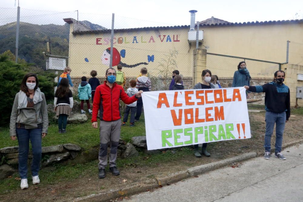 Protesta en contra de l''ús de la mascareta a l''escola La Vall d''Osor