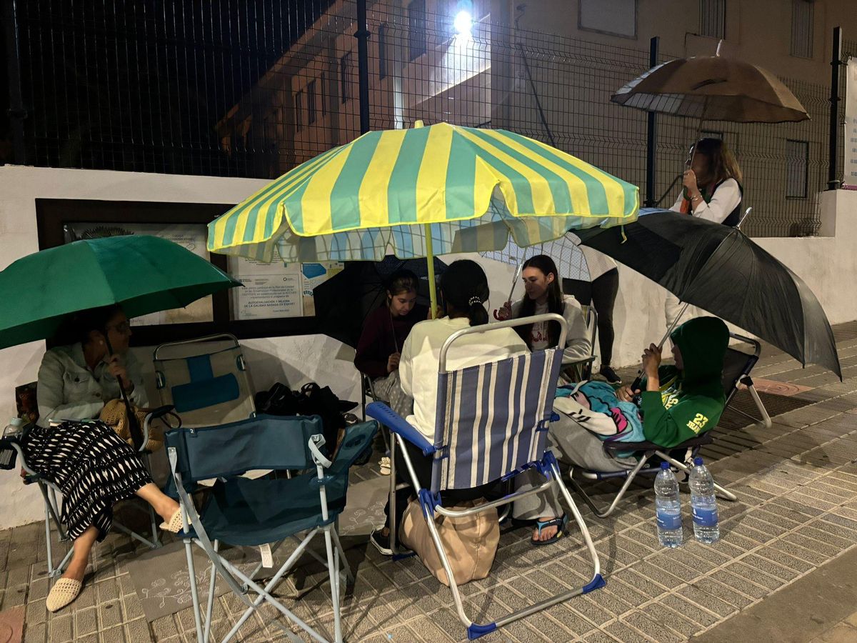 Los estudiantes han hecho piña en estas horas de espera en la calle.