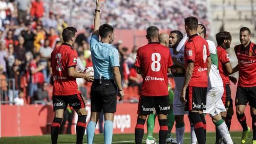 La expulsión de Tekio, en el partido de la primera vuelta, marcó el Mallorca-Elche.