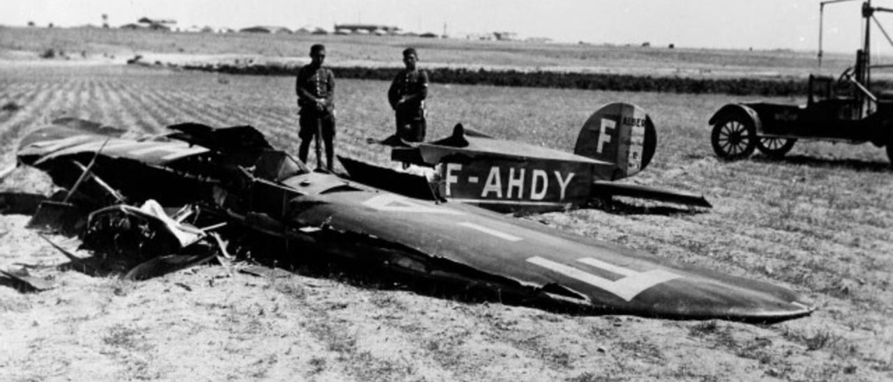 Accidente del avión “Albert” con motor de 40HP y matrícula F-AHDY propiedad del piloto francés Magnon y en el cual encontró la muerte el capitán Loriga. Murió en Cuatro Vientos el 18 de julio de 1927.   | // AHEA