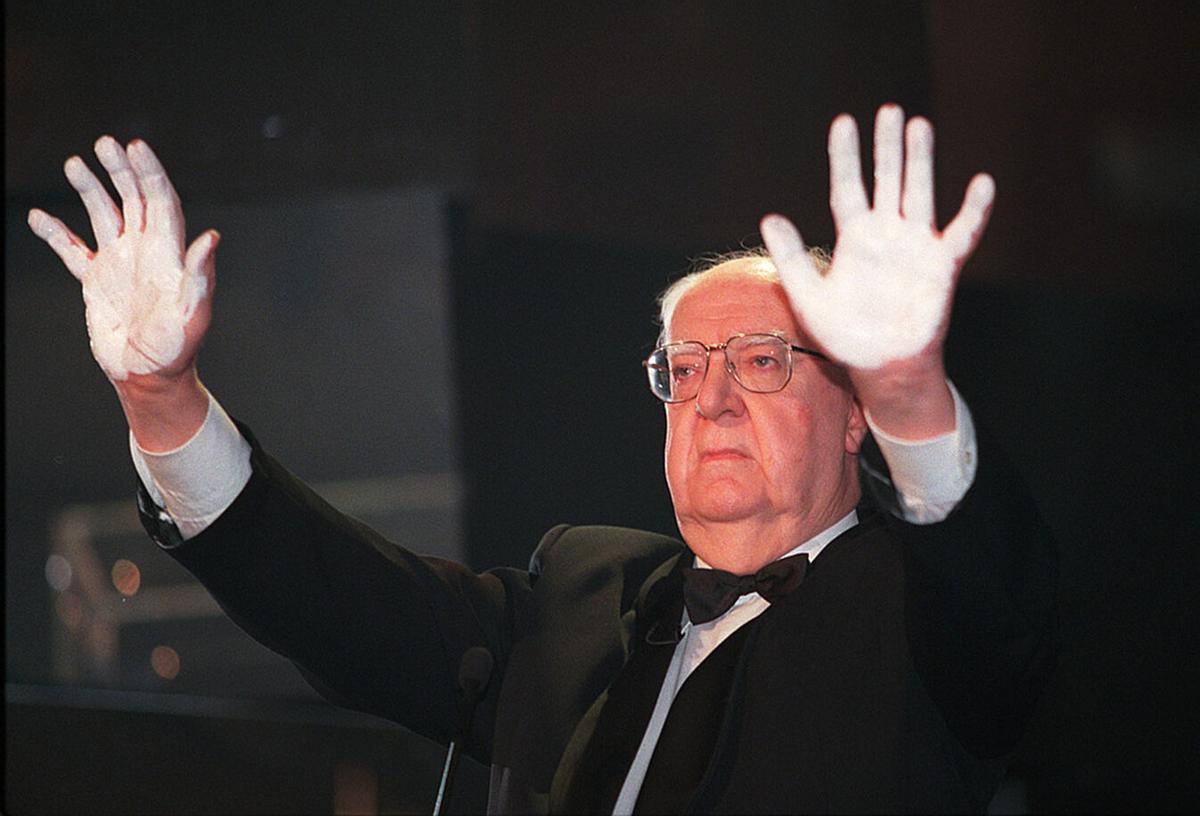 MADRID 1-02-98 CINE PREMIOS GOYA EL DIRECTOR Y PRODUCTOR JOSE LUIS BORAU HACE UN GESTO ALUSIVO AL LTIMO ATENTADO DE SEVILLA.FOTO JUAN MANUEL PRATS M-10137 ESPECTACULOS.CINE.PREMIOS.GOYA.1998 POLITICA.SEGURIDAD.ATENTADOS.1998.ALBERTO JIMENEZ BECERRIL Y ASCENSION GARCIA ORTIZ.SEVILLA.30-01-1998. PREMIOS CINE , PREMIOS GOYA 1998 , PROTESTA MANIFESTACION CONTRA TERRORISMO ATENTADOS TERRORISTAS DE ETA , JOSE LUIS BORAU ENSEÑA PALMAS DE LAS MANOS BLANCAS _ PUBLICADA MASPERIODICO 29/01/2017 P 17PUBLICADA EPC 24/11/2012 P 53PUBLICADA EPC EXIT 29/01/2006 P 60 _ MANIFESTACION CONTRA